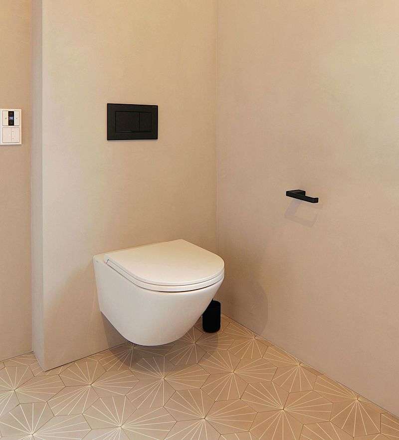 warmtoniges-badezimmer-mit-fugenlos-gespachtelten-waenden-sichtbetondecke-und-meditarranem-fliesenboden-bielefeld-3