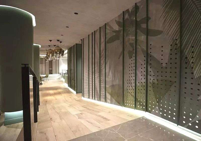 hotelgestaltung-restaurantdesign-decke-mit-tapete-von-glamora-motiv-exotic-interior-06