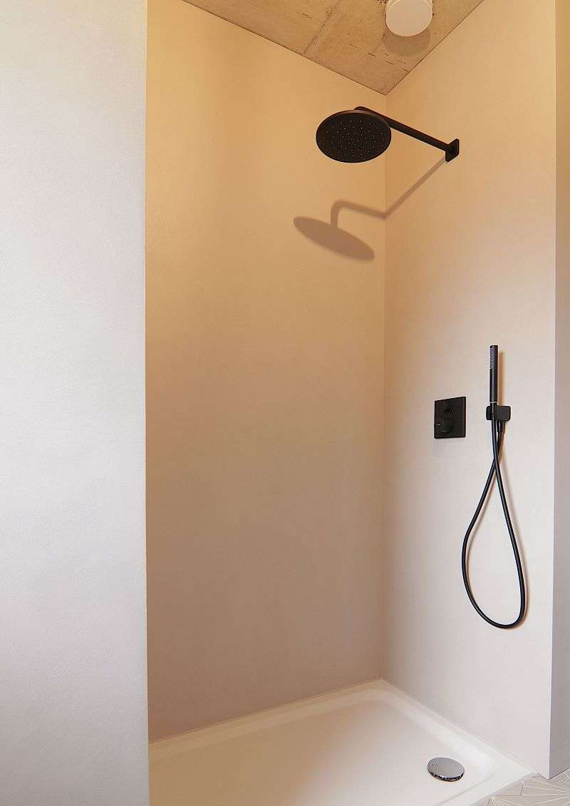 warmtoniges-badezimmer-mit-fugenlos-gespachtelten-waenden-sichtbetondecke-und-meditarranem-fliesenboden-bielefeld-5