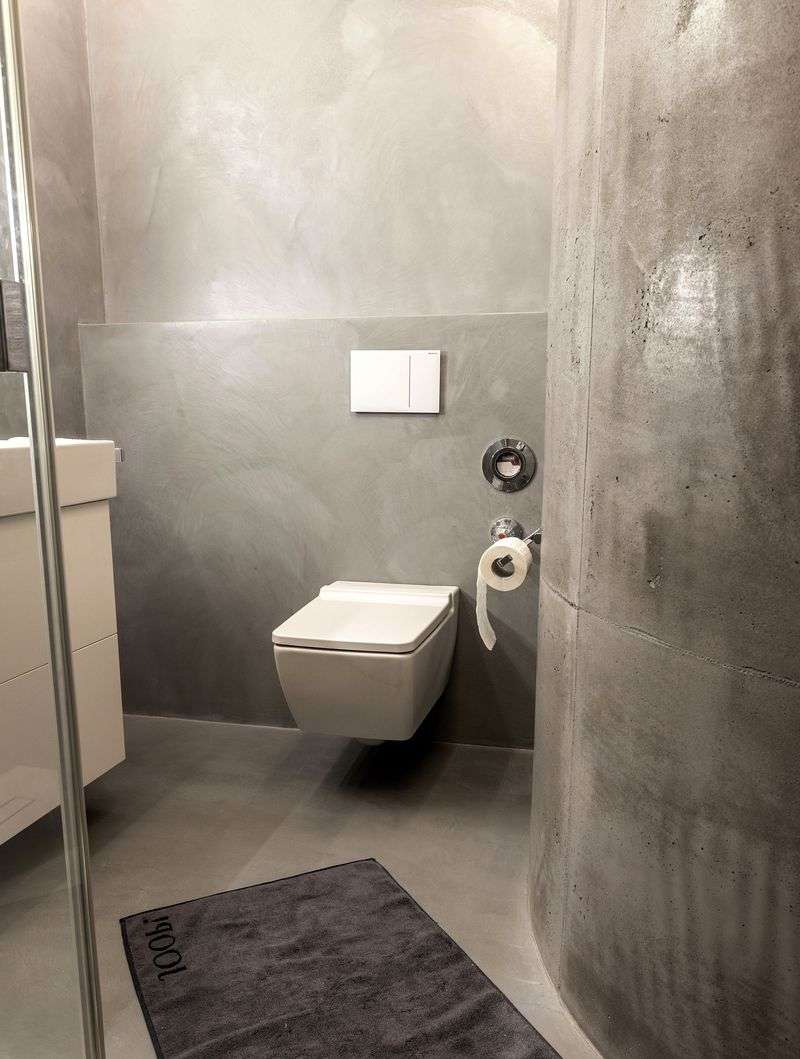 wandgestaltung-in-sichtbetonoptik-betonlook-betonputz-auf-halbrunder-wandschale-in-badezimmer-05