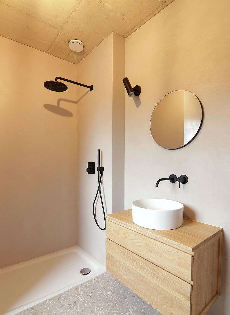 warmtoniges-badezimmer-mit-fugenlos-gespachtelten-waenden-sichtbetondecke-und-meditarranem-fliesenboden-bielefeld-2