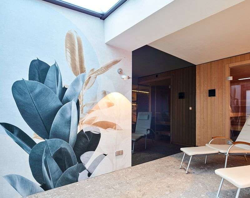 umbau-sauna-ruhebereich-wandgestaltung-mit-kalkputz-und-glamora-designtapete-2