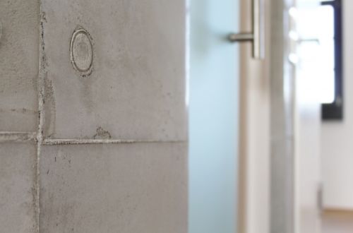 Wandgestaltung in Sichtbetonoptik (Betonlook mit Betonputz)