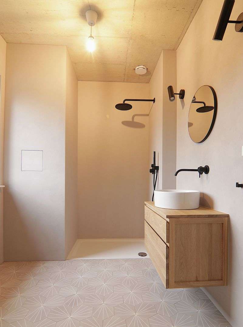 warmtoniges-badezimmer-mit-fugenlos-gespachtelten-waenden-sichtbetondecke-und-meditarranem-fliesenboden-bielefeld-6
