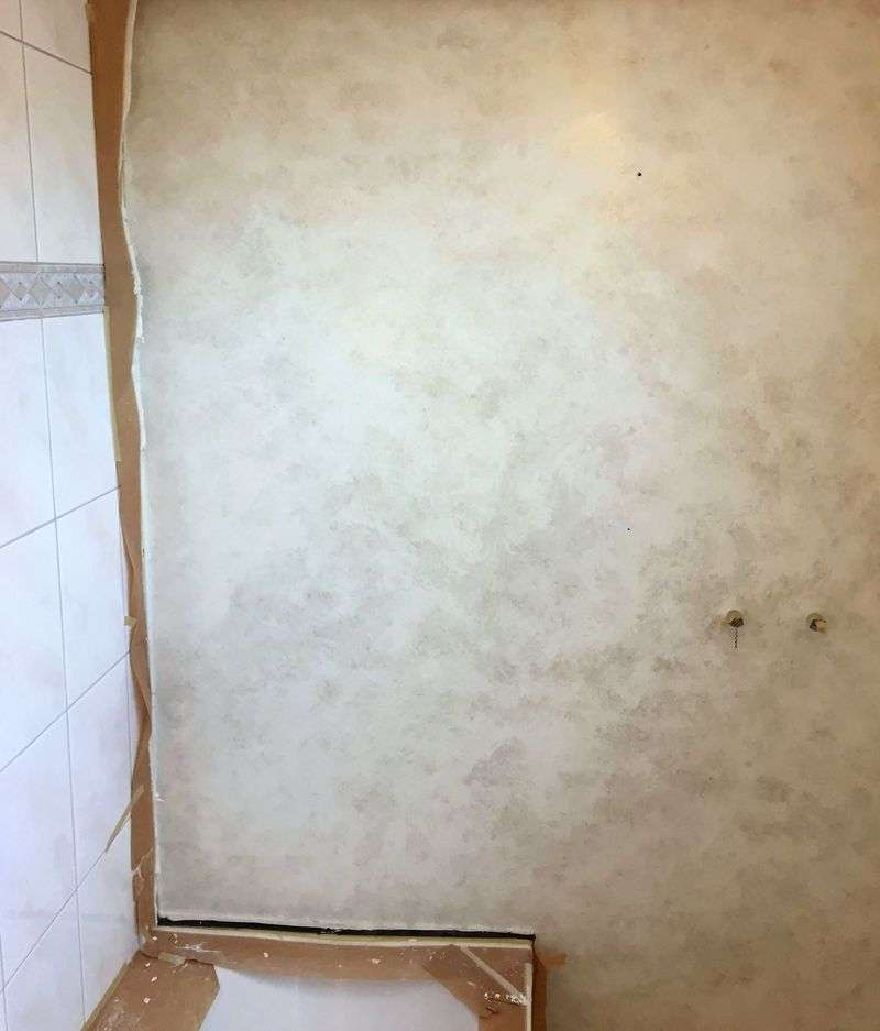 wandgestaltung-mit-goldeffekt-in-dusche-und-badezimmer-03