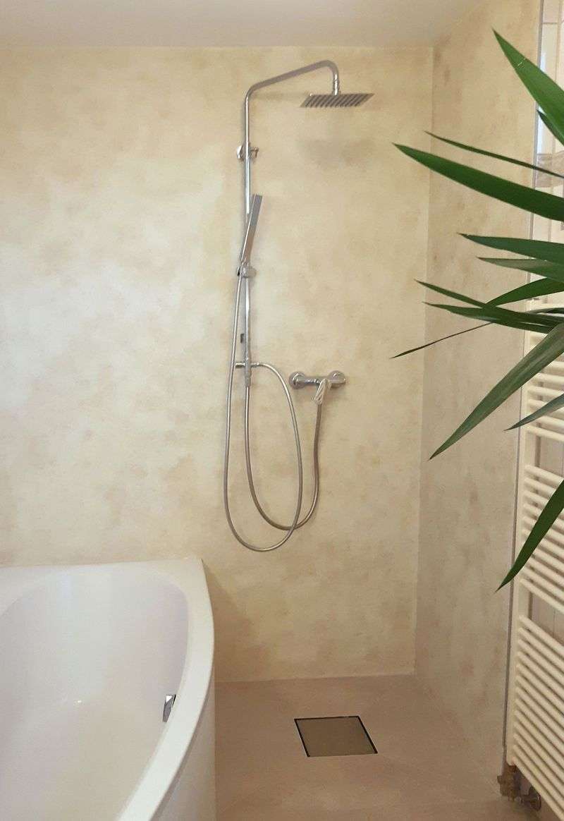 wandgestaltung-mit-goldeffekt-in-dusche-und-badezimmer-05
