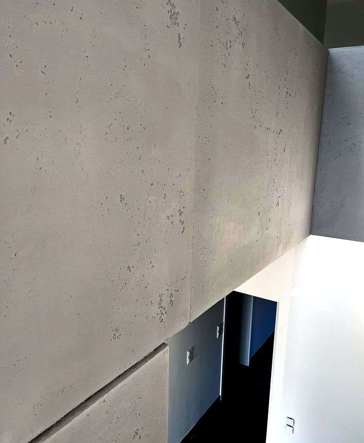 wand-in-sichtbetonoptik-mit-betonputz-im-betonlook-nahe-flensburg-6