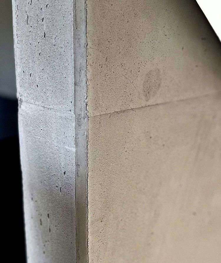 wand-in-sichtbetonoptik-mit-betonputz-im-betonlook-nahe-flensburg-2