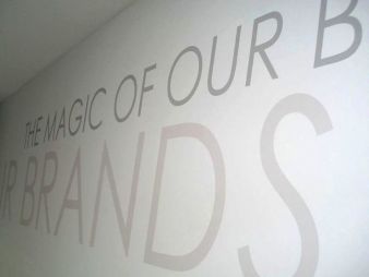 Schriften und Logos auf Wände