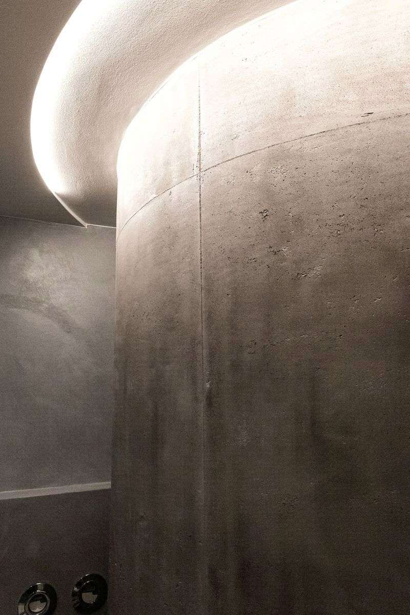 wandgestaltung-in-sichtbetonoptik-betonlook-betonputz-auf-halbrunder-wandschale-in-badezimmer-04