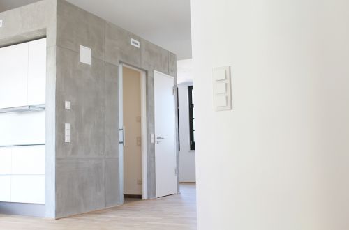 Wandgestaltung in Sichtbetonoptik (Betonlook mit Betonputz)