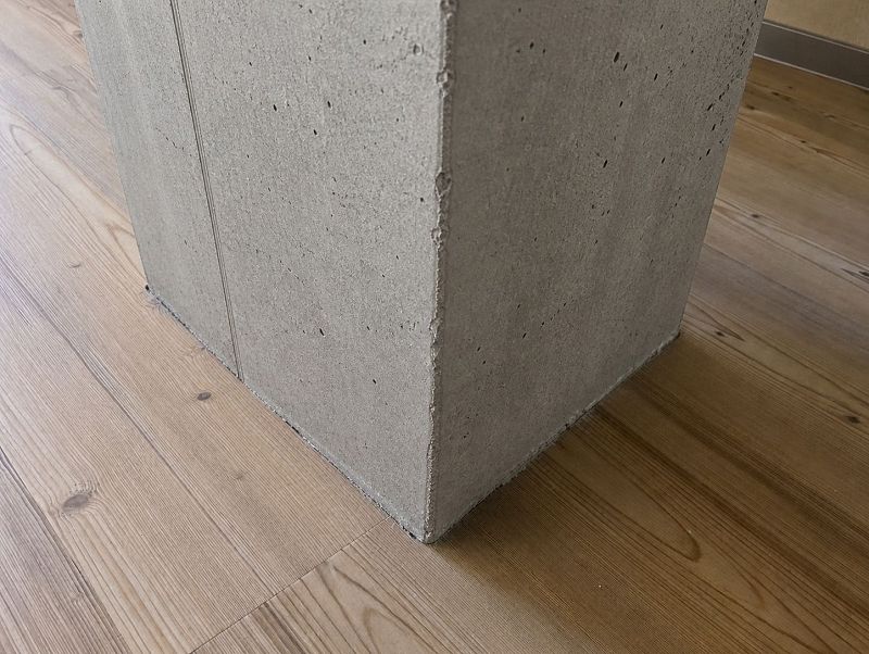 Gestaltung einer rohen Betonsäule 2