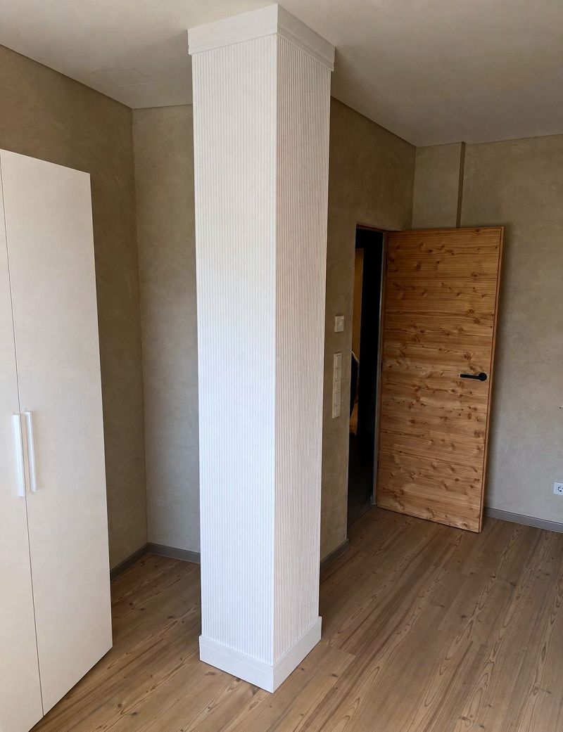 Design Gestaltung einer rohen Betonsäule 4
