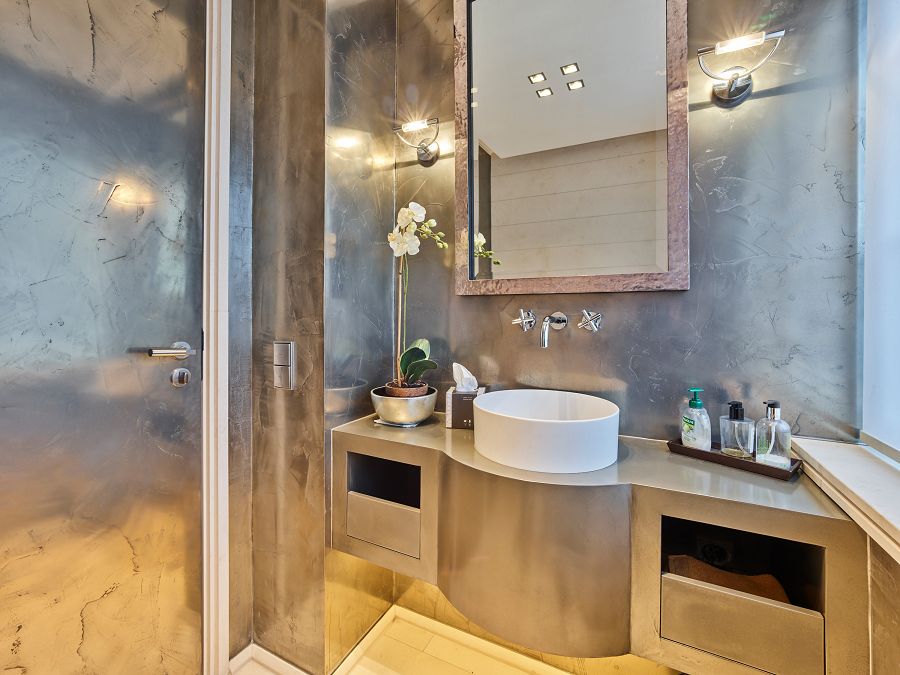 kleines-badezimmer-in-silber in der Nähe von Köln