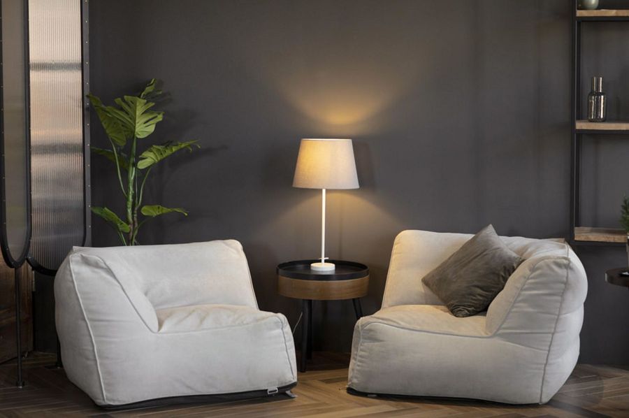 Wandanstich Samtschwarz in einem Wohnzimmer