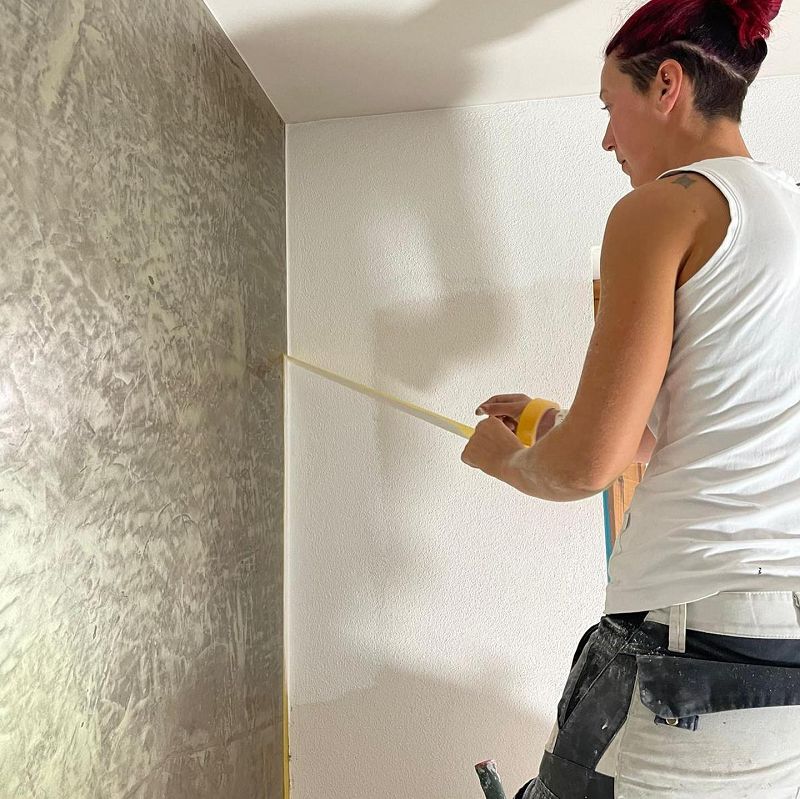 metall-wandgestaltung-als-tv-rueckwand-raumgestaltung-mit-metallic-spachtel-in-platin-3