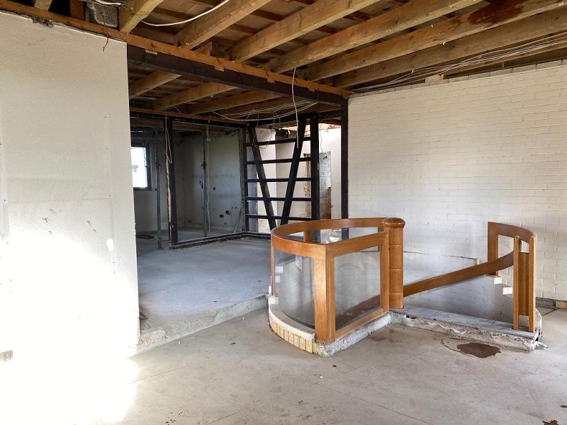 runder-treppenaufgang-alte-holztreppe-mit-gipskarton-bruestung-und-kalkputz-mit-glimmer-ravensburg-bad-wurzach-lindau-friedrichshafen-03