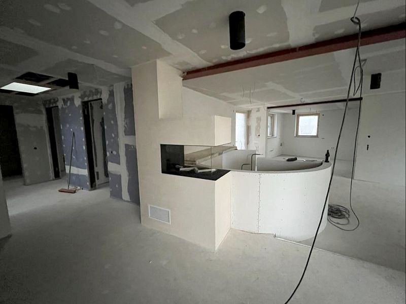 runder-treppenaufgang-alte-holztreppe-mit-gipskarton-bruestung-und-kalkputz-mit-glimmer-ravensburg-bad-wurzach-lindau-friedrichshafen-04