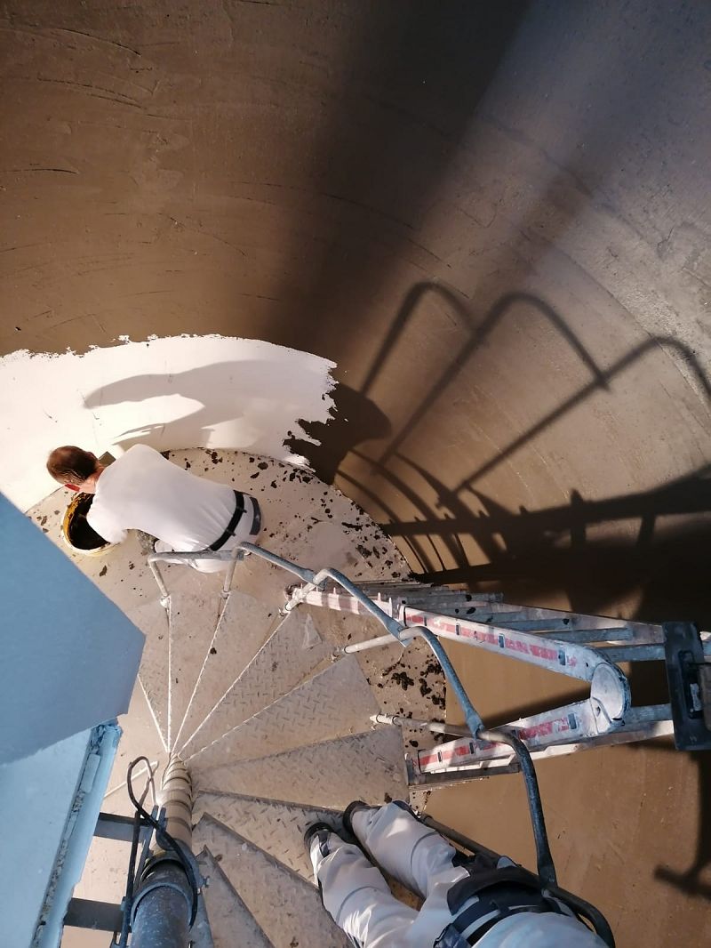 runder-treppenaufgang-alte-holztreppe-mit-gipskarton-bruestung-und-kalkputz-mit-glimmer-ravensburg-bad-wurzach-lindau-friedrichshafen-09