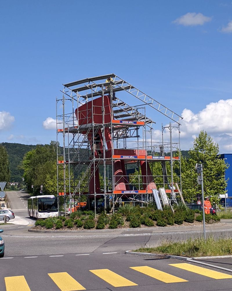 riesen-ikea-holzstuhl-xxl-im-aussenbereich-anstrich-sanierung-durch-malermeister-joerg-rothe-bergdietikon-bei-zuerich-04