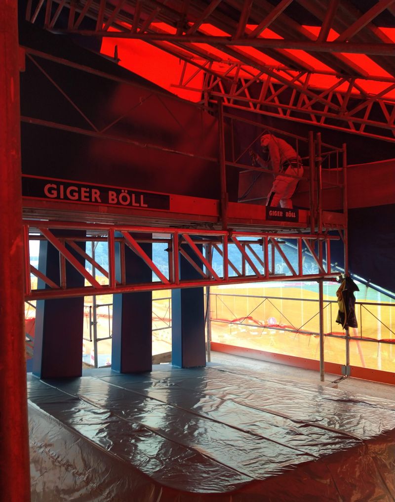 riesen-ikea-holzstuhl-xxl-im-aussenbereich-anstrich-sanierung-durch-malermeister-joerg-rothe-bergdietikon-bei-zuerich-05