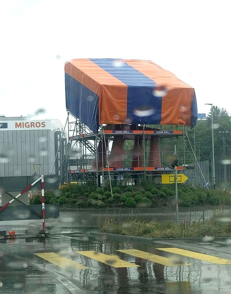 riesen-ikea-holzstuhl-xxl-im-aussenbereich-anstrich-sanierung-durch-malermeister-joerg-rothe-bergdietikon-bei-zuerich-06