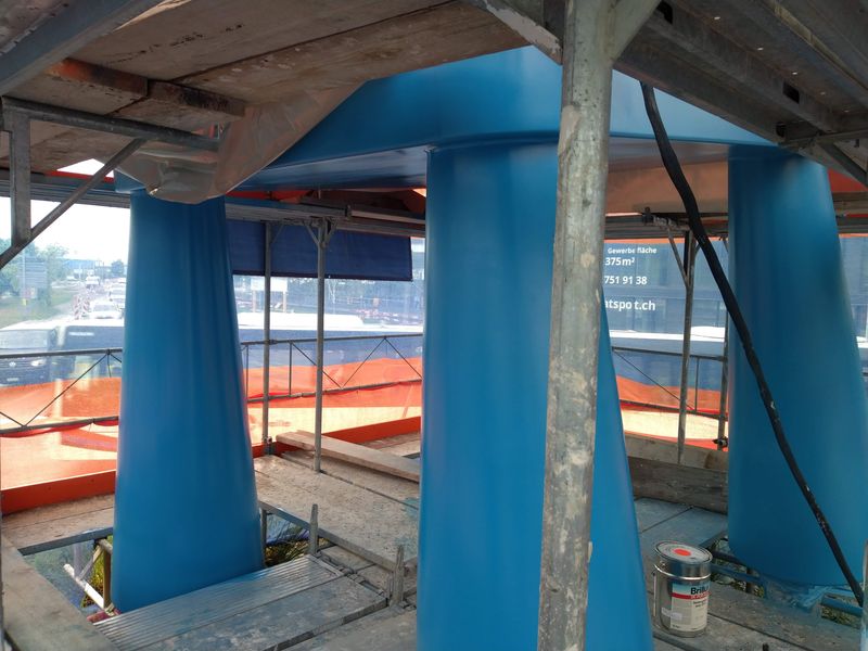 riesen-ikea-holzstuhl-xxl-im-aussenbereich-anstrich-sanierung-durch-malermeister-joerg-rothe-bergdietikon-bei-zuerich-07