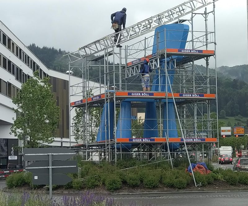 riesen-ikea-holzstuhl-xxl-im-aussenbereich-anstrich-sanierung-durch-malermeister-joerg-rothe-bergdietikon-bei-zuerich-08