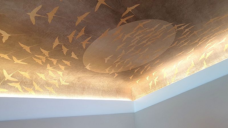 deckengestaltung-mit-glamora-tapete-und-led-lichtgestaltung-030