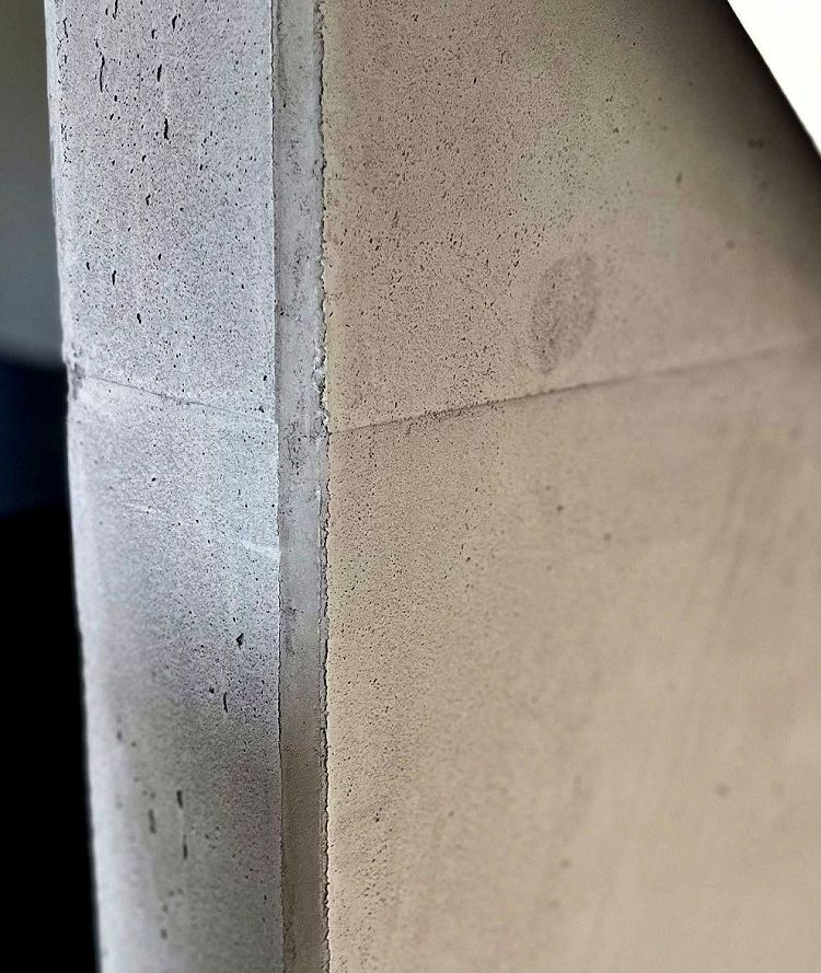 wand-in-sichtbetonoptik-mit-betonputz-im-betonlook-nahe-flensburg-1