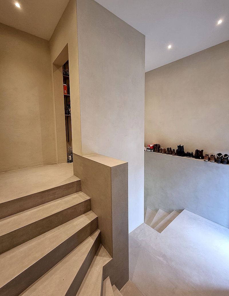 treppenhaus-mit-kalkkind-kalkputz-und-fugenlose-treppenstufen-im-betonlook-in-luxemburg-04
