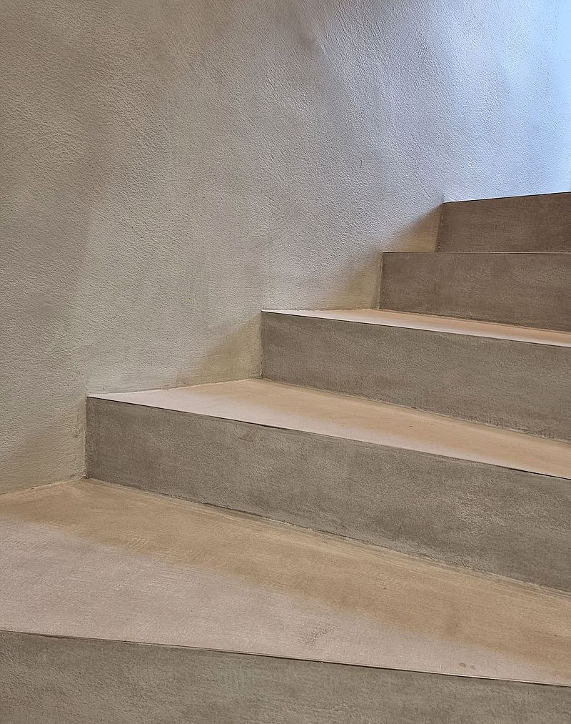 treppenhaus-mit-kalkkind-kalkputz-und-fugenlose-treppenstufen-im-betonlook-in-luxemburg-05
